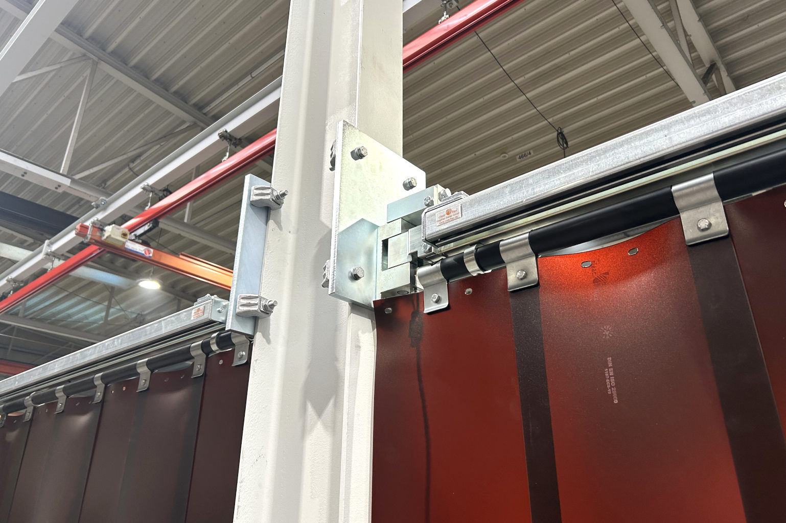 Klemmbefestigung für teleskopierbare und schwenkbare Schweißschutzvorhänge