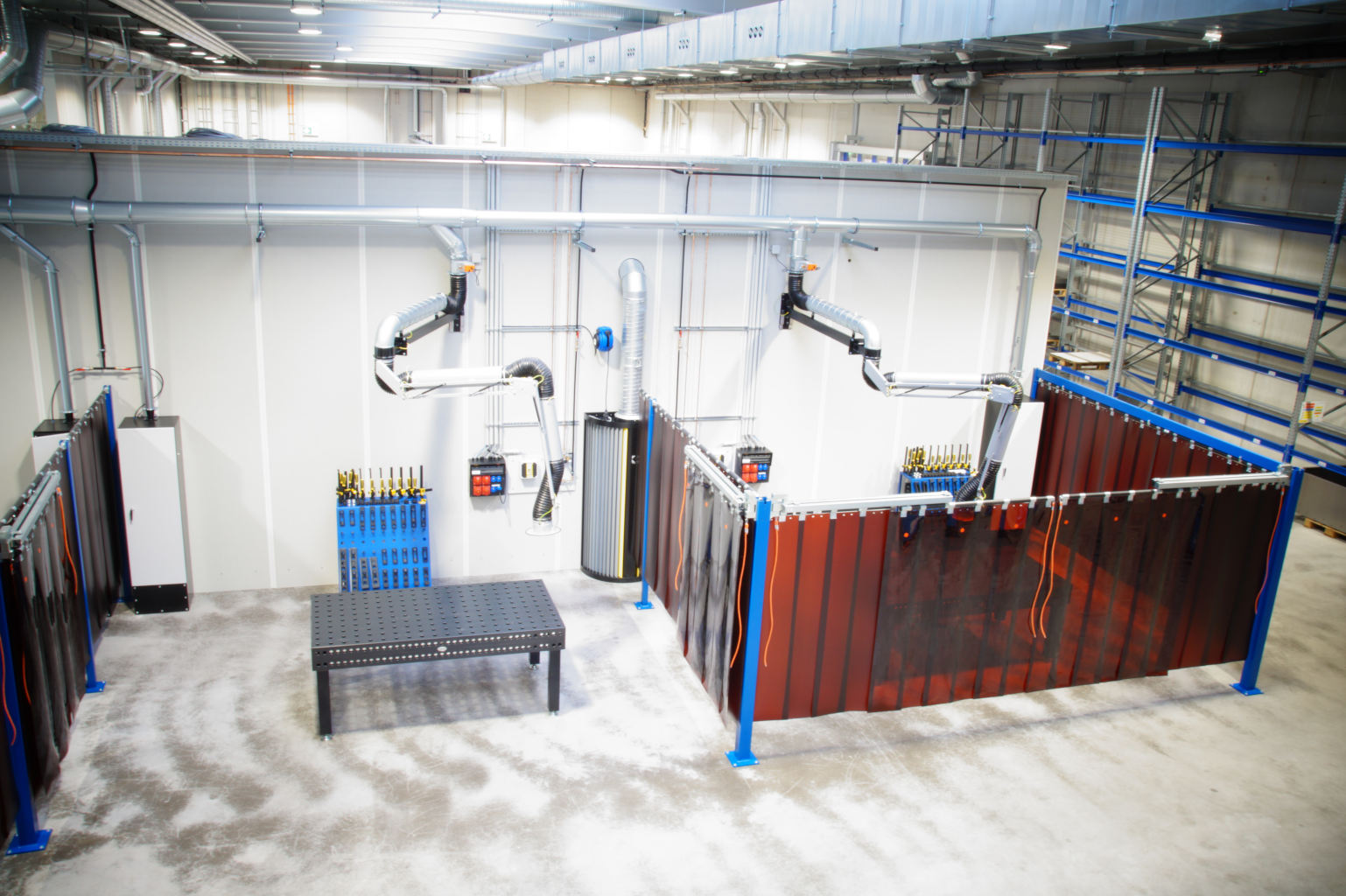 Schwenkarme teleskopierbar mit Schweißvorhängen rotbraun