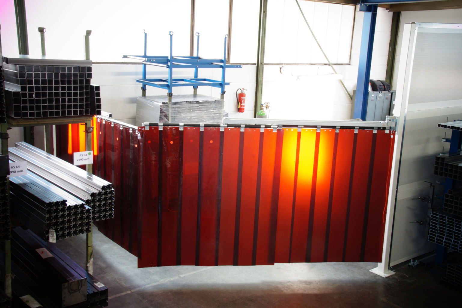 Eine Schweißkabine wird durch einen teleskopierbaren Schwenkarmen erweiteret