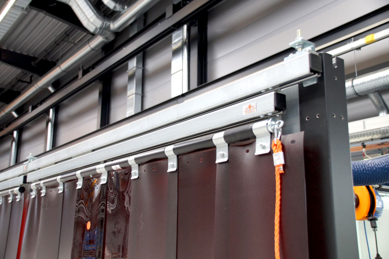robustes Befestigungsystem von teleskopierbarerm Schweißerschutzvorhang