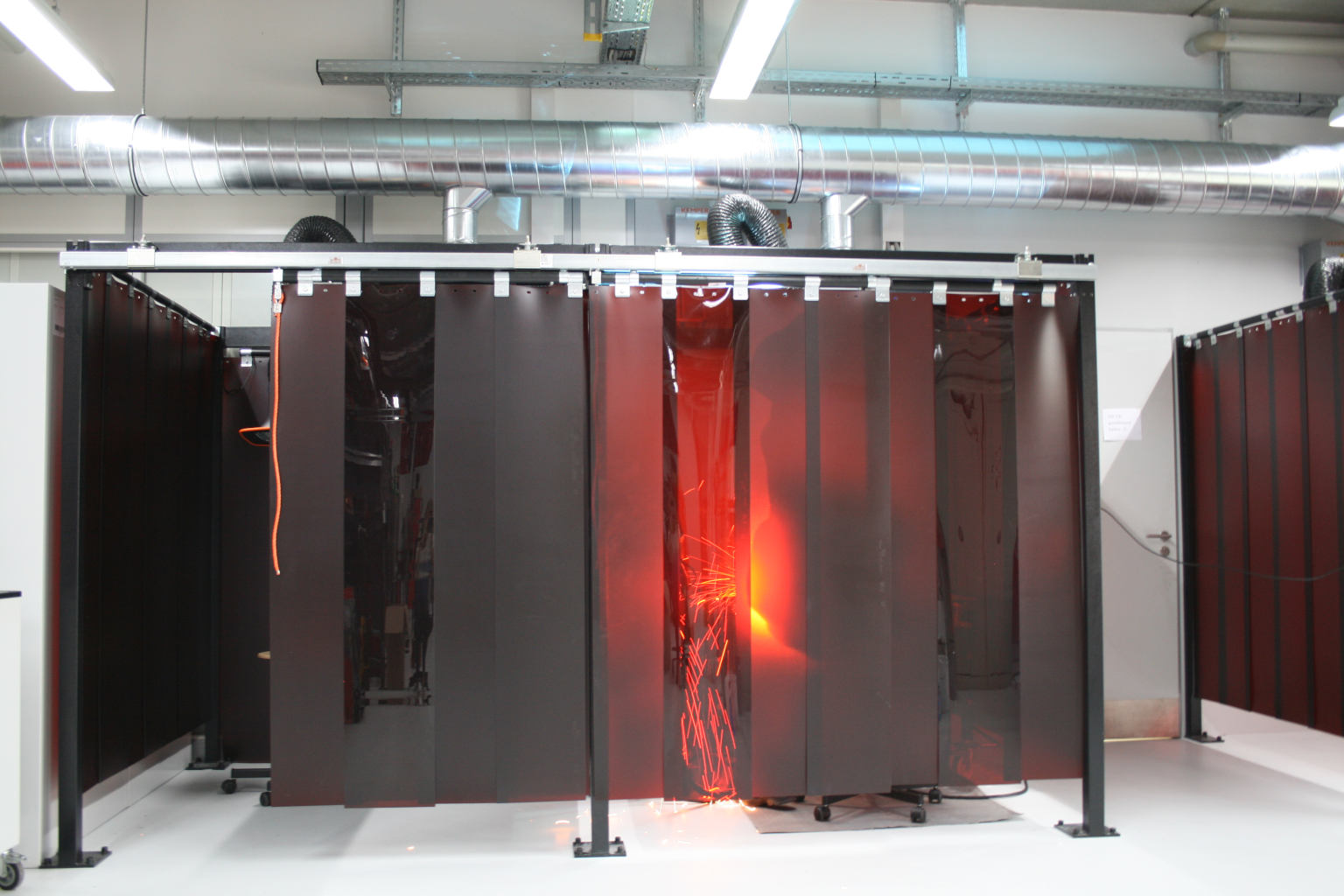 clear-flex schweißkabine 2 m x 2 m verschiebbarem schweißerschutzvorhang geschlossen mit lichtbogen