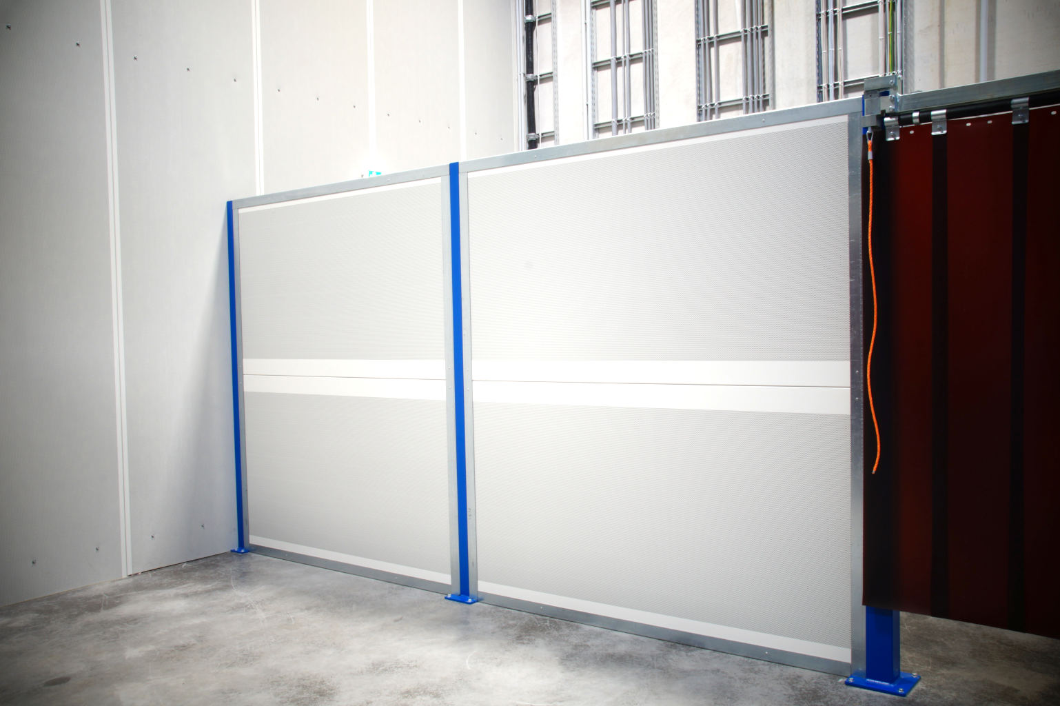 lärmschutzwand einer schweißkabine mit blauer stützkonstruktion