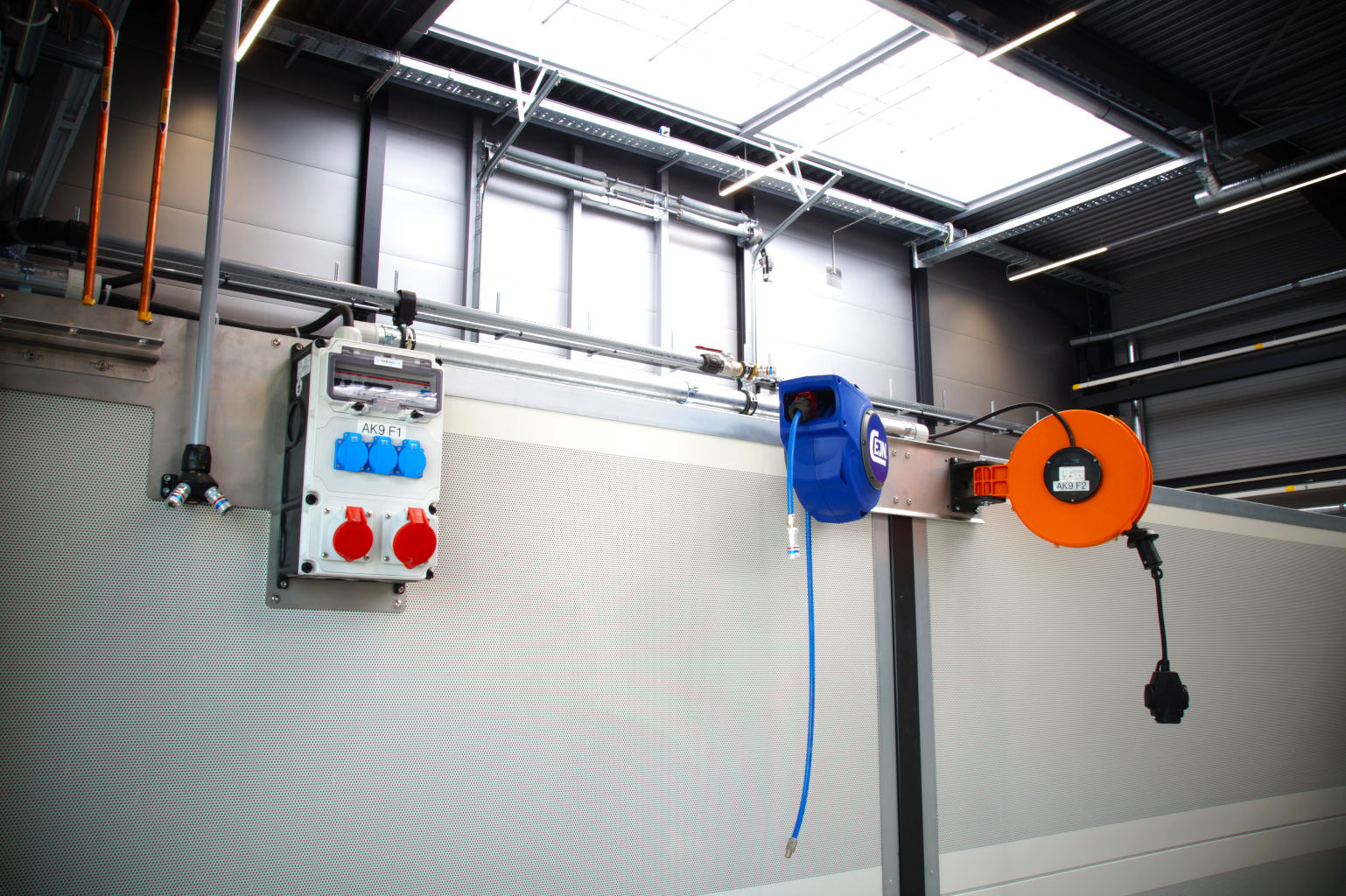 anbau von pneumatik- und elektronikeinheiten an lärmschutzwänden von der seite