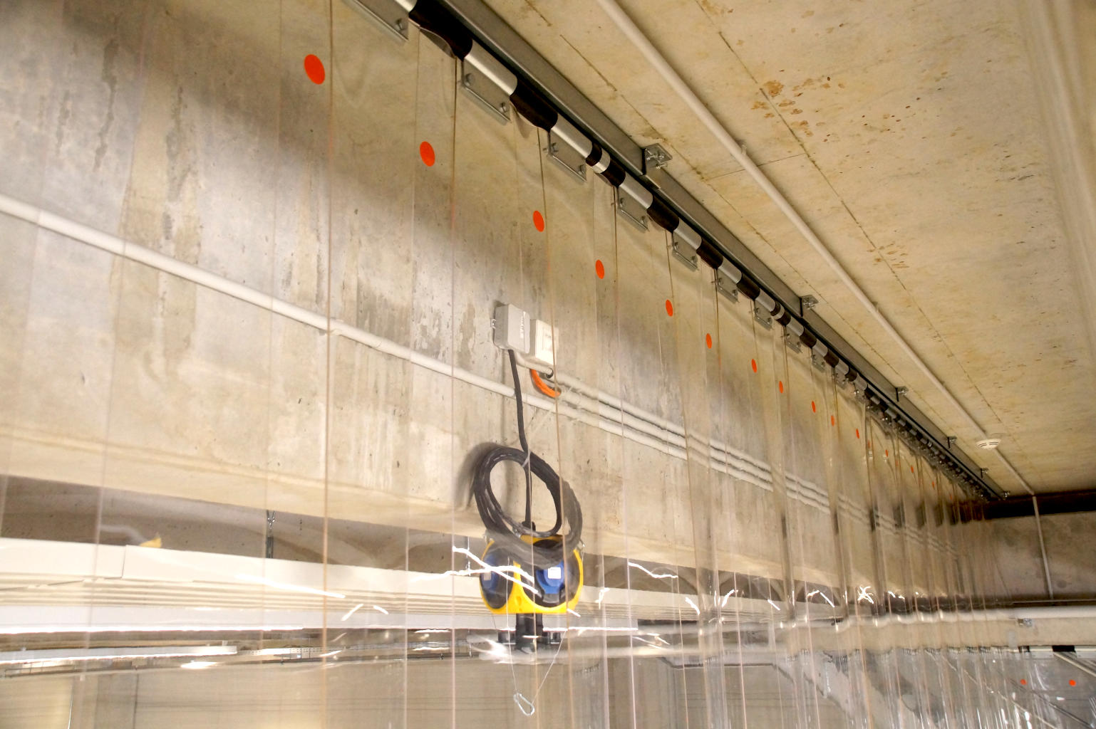 clear-flex Befestigungssystem für Steifenvorhänge an einer Betondecke verdübelt