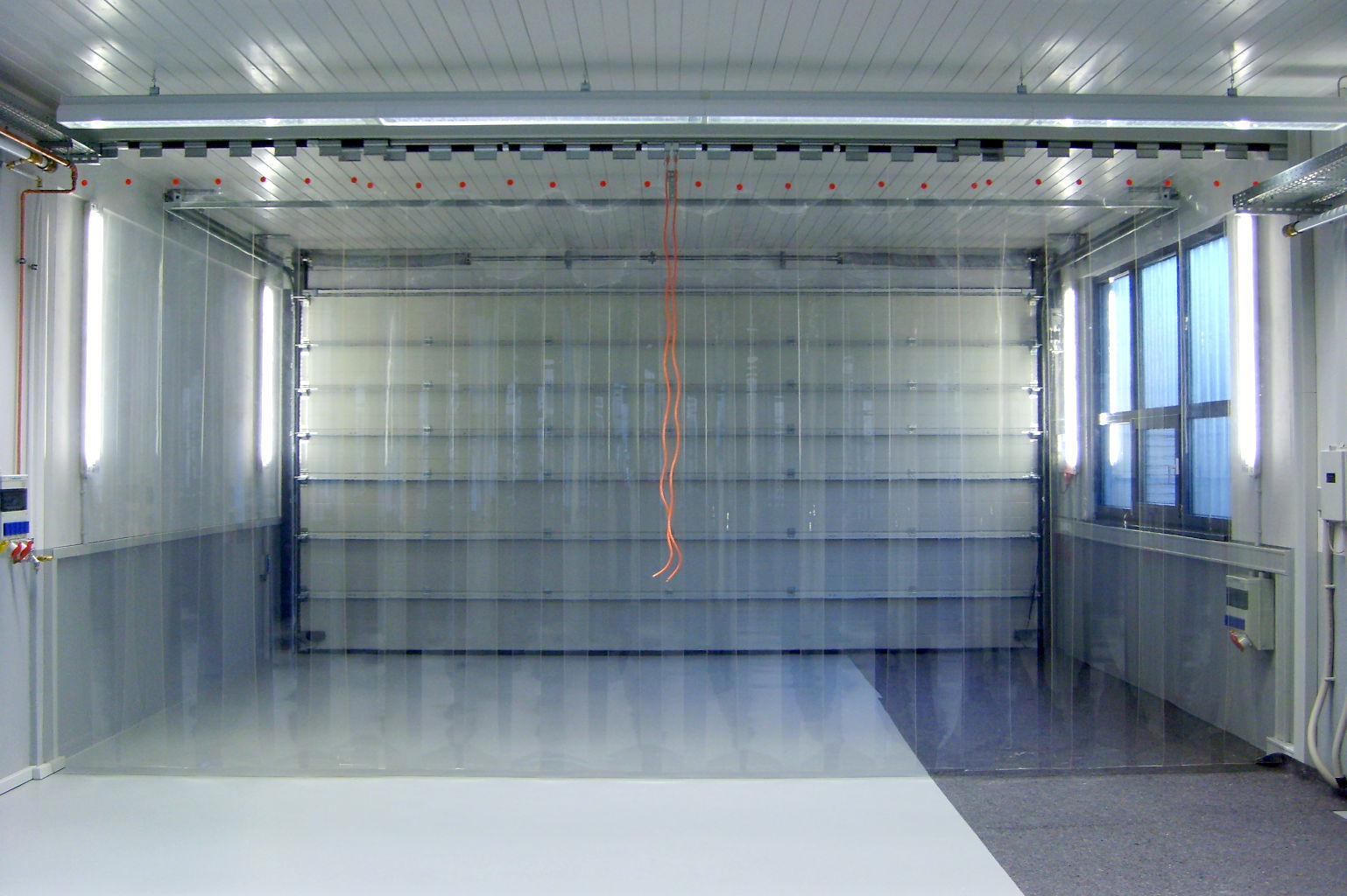 PVC-Lamellenvorhang als Warenschleuse verschiebbar